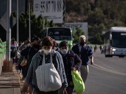 Ante el paro del transporte publico, usuarios caminan sobre la avenida Insurgentes Norte a la altura del paradero Indios Verdes, en Ciudad de México, el 02 de junio de 2022.