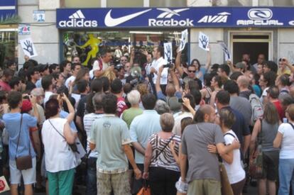 Decenas de 'indignados' celebran el aplazamiento del desahucio.