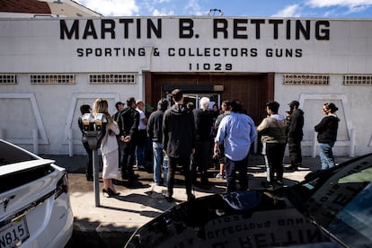 Personas en cola esperando para comprar armas, este martes en Los Ángeles.