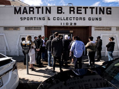 Pessoas na fila esperando para comprar armas, nesta terça-feira em Los Angeles.