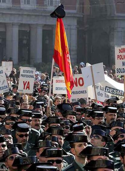 Protesta de guardias civiles en la plaza Mayor de Madrid.