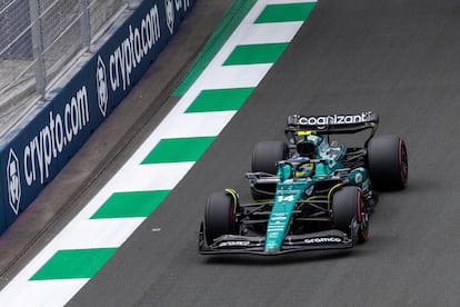 Fernando Alonso con su Aston Martin durante los entrenamientos libres del GP de Arabia Saudita.