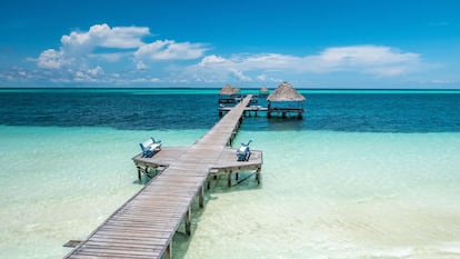 Playa Pilar (cayo Guillermo, archipiélago Jardines del Rey, Cuba). La apertura del espacio invita a tomar el sol, pero también hay muchos enclaves donde protegerse de él en la sombra. El mar es cálido y poco profundo, perfecto para practicar esnórquel y descubrir su mundo marino. También hay aparcamiento gratuito, baños y una cafetería.