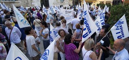 Miembros de Xúquer Viu protestan contra el plan de cuenca y el trasvase al Vinalopó frente al Palau de la Generalitat.