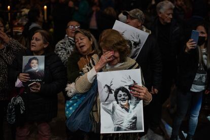 Una mujer lleva la fotografía de Cecilia en el velorio.