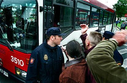 Piquetes de conductores de autobús impidiendo la salida, ayer, de los vehículos en las cocheras de Zona Franca.