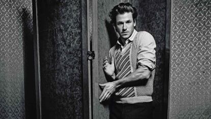 Gaspard Ulliel posa en París para ICON con un jersey de Prada, camisa Dockers y pantalón Dries Van Notten