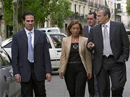 El fiscal Enrique Molina, ayer, con los jueces Teresa Palacios y Baltasar Garzón. PLANO ENTERO - ESCENA