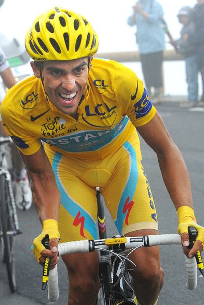 Contador, de amarillo, en el Tour.
