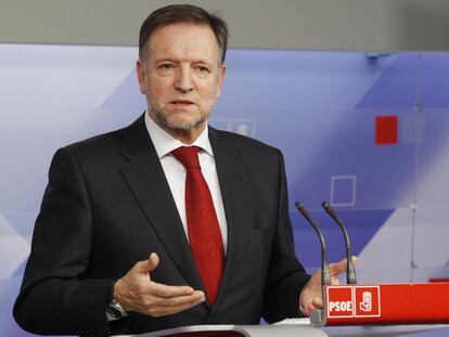 El <i>número tres</i> del PSOE, Marcelino Iglesias, ayer tras conocerse la composición del nuevo Gobierno.
