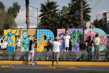 Una familia se toma fotografías en el de Tepito, develado el 12 de noviembre del 2022.