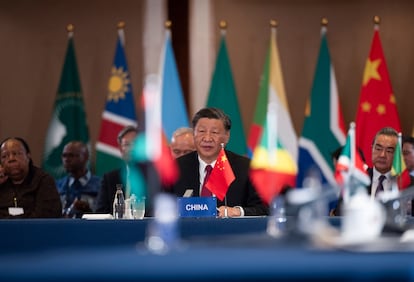El presidente de China, Xi Jinping, habla en una mesa redonda durante la cumbre de líderes del bloque BRICS, el 24 de agosto de 2023.