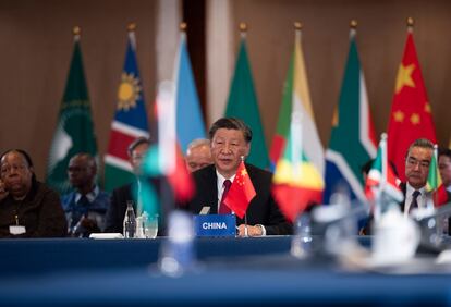 El presidente de China, Xi Jinping, habla en una mesa redonda durante la cumbre de líderes del bloque BRICS, el 24 de agosto de 2023.