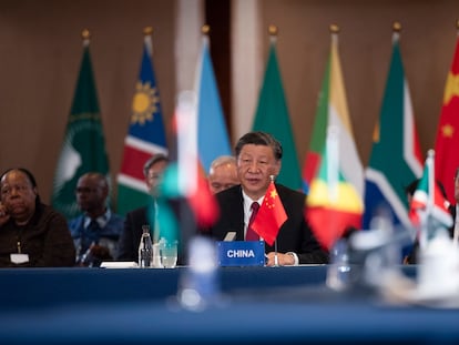 El presidente de China, Xi Jinping, habla en una mesa redonda durante la cumbre de líderes del bloque BRICS, el 24 de agosto de 2023.