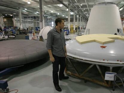 Elon musk inspecciona un escudo t&eacute;rmico en la f&aacute;brica de SpaceX.