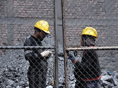 Dos trabajadores en la entrada de una mina de carbón en Satatausa (Colombia), el pasado 14 de marzo.