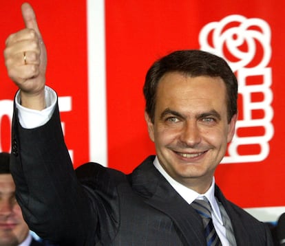 El líder socialista, José Luis Rodríguez Zapatero, celebra el triunfo del PSOE en las elecciones legislativas y andaluzas el 14 de marzo de 2004.