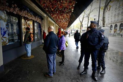 Las condiciones impuestas a los policías son sencillas: que lleven el brazalete que les identifica como policías para evitar asustar a los ciudadanos en caso de que entren en acción. En la imagen, agentes CRS en el centro de París.