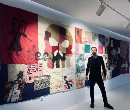 Aitor Saraiba ante uno de sus murales textiles en la exposición "Castilla-La Mancha Diseña. Volver a la esencia".