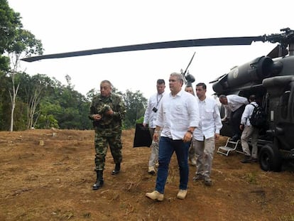 Iván Duque visita cultivos ilícitos en el sur de Colombia.
