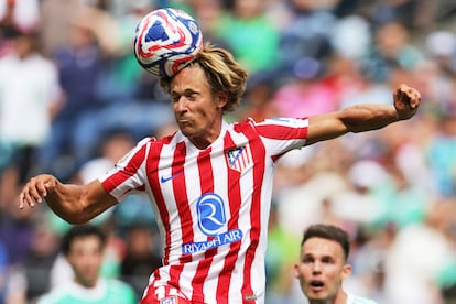 Marcos Llorente, del Atlético, cabecea un balón durante el Mundial de Clubes.