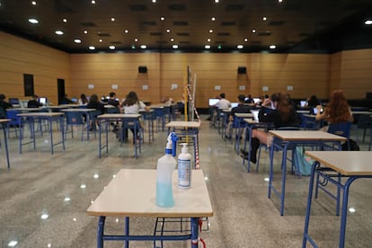 Aula en un colegio madrileño con medidas de distanciamiento físico.