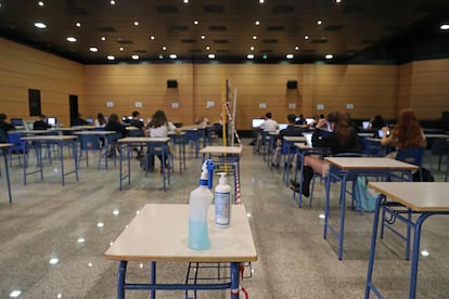 Aula en un colegio madrile?o con medidas de distanciamiento fsico.