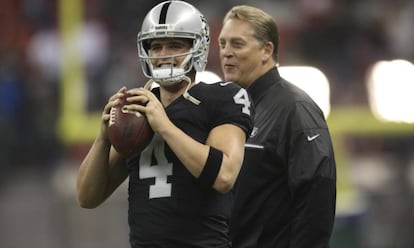 El 'quarterback' de Raiders, Derek Carr, durante el juego en México.