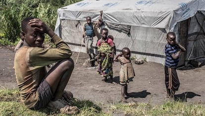 Niños de la aldea congoleña de Mutaho, localizada a pocos kilómetros al norte de la ciudad congoleña de Goma, noreste de la República Democrática del Congo (RDC), descansan cerca de una tienda humanitaria de la Agencia de la ONU para los Refugiados (Acnur). <b>Pincha en la imagen para ver toda la fotogalería.</b>