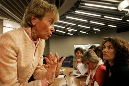 La vicepresidenta habla con varias periodistas tras informar sobre los acuerdos del Consejo de Ministros.