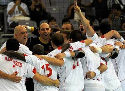 Los jugadores de la selección española de balonmano celebran su triunfo ante Corea del Sur