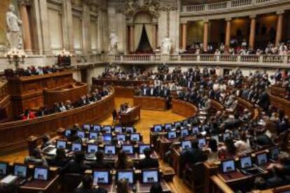 Los partidos de la oposición (d) votan a favor de la moción de censura presentada ayer por el Partido Ecologista Los Verdes contra el gobierno del primer ministro portugués, Pedro Passos Coelho, en el Parlamento en Lisboa.