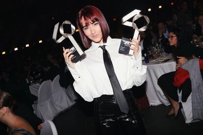 Aitana posa con sus dos premios: a mejor álbum y mejor videoclip en la categoría España.