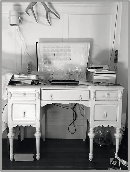 Su escritorio victoriano, cuya historia cuenta en el libro, fue un regalo de una amiga a quien su ex apuñaló 15 veces por dejarlo.