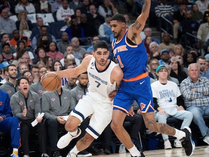 Santi Aldama conduce el balón durante la victoria de los Memphis Griezzlies esta madrugada frente a los New York Knicks.