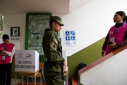 Miembros del Consejo Nacional Electoral esperan a que los votantes lleguen para votar, en la Unidad Educativa 11 de Febrero, en Nayón, Ecuador. Casi 14 millones de ecuatorianos son llamados a las urnas electorales.