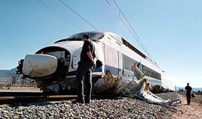 El <b></b><i>Euromed</i> arrastró la furgoneta, que quedó destrozada, como muestra la imagen.