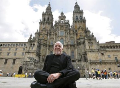 El escritor brasileño en la Plaza del Obradoiro.