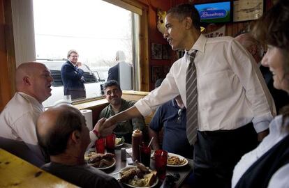 El presidente Barack Obama saluda hoy a comensales en un restaurante en Clinton, Maryland, donde ha almorzado con el senador Ben Cardin.