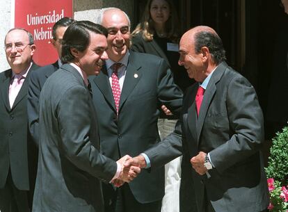 O presidente do Governo, José María Aznar, apresenta o relatório "A internacionalização da empresa espanhola como protagonista da abertura de nossa economia", na Universidade madrilenha Antonio de Nebrija de Hoyo de Manzanares (Madri).