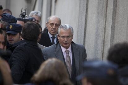 El juez Garzón llega al Tribunal Supremo para asistir a la primera jornada del juicio por su investigación de los crímenes del franquismo.