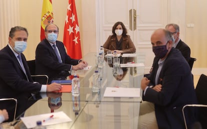 El portavoz del PSOE en la Asamblea de Madrid, Ángel Gabilondo (2i), se reúne con la presidenta de la Comunidad de Madrid, Isabel Díaz Ayuso.