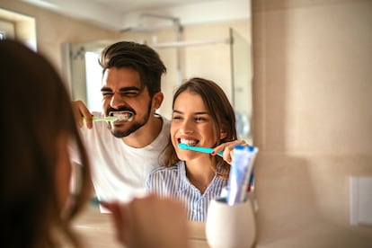 Según este estudio, a sonrisa no solo es una expresión facial, sino una herramienta poderosa para impulsar la felicidad, el atractivo, las relaciones personales y el éxito profesional. Y su cuidado empieza siempre por una buena higiene bucal.