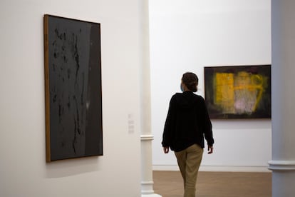 'Pintura-collage amb draps i fils', de 1955 y, al fondo, 'El crit. Groc i violeta', de 1953, dos de las obras de Tàpies
