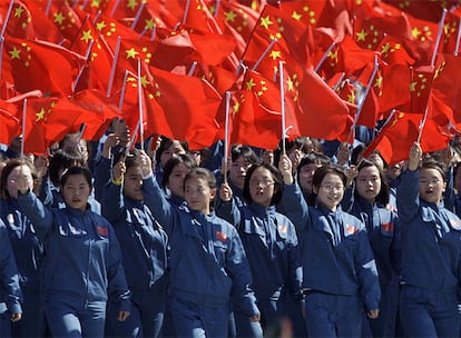 Con la apertura al capitalismo de la poca de Den Xiaoping el rgimen chino ha abrazado el nacionalismo como el verdadero sustento ideolgico de su sistema.- En la imagen, decenas de ni?os portan banderas chinas en el desfile de celebracin del 60 aniversario de la revolucin