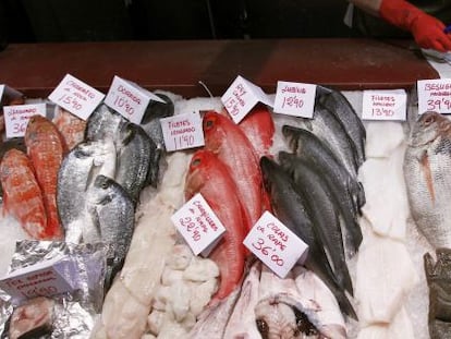 Un puesto de venta de pescado en un mercado.