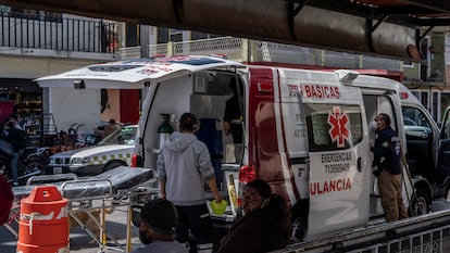 Paramédicos desinfectan una ambulancia en el centro de Santa Cruz Atizapán, Estado de México el día 27 de enero de 2021.