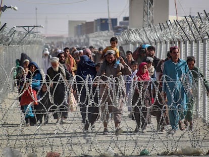 Un grupo de afganos atravesaban el martes la frontera con Pakistán en el punto fronterizo de Chaman.