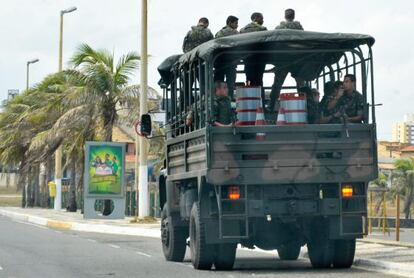 Soldados patrullaban ayer las playas de Salvador de Bahia, en medio de la huelga de policías.