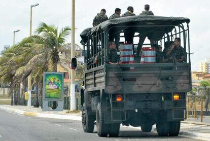 Soldados patrullaban ayer las playas de Salvador de Bahia, en medio de la huelga de polic&iacute;as.